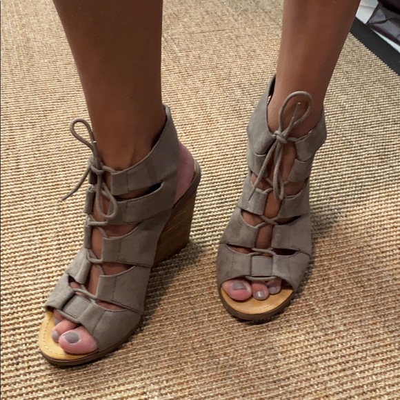 Melrose and Market Wedge Heels - Picture 2 of 3